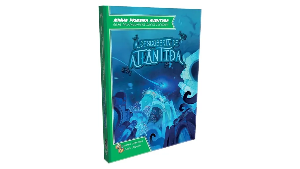 Capa do jogo minha primeira aventura: a descoberta de atlântida. Há uma ilustração do fundo do mar com algumas construções dando alusão a atlântida, tudo em tons de azul e branco.