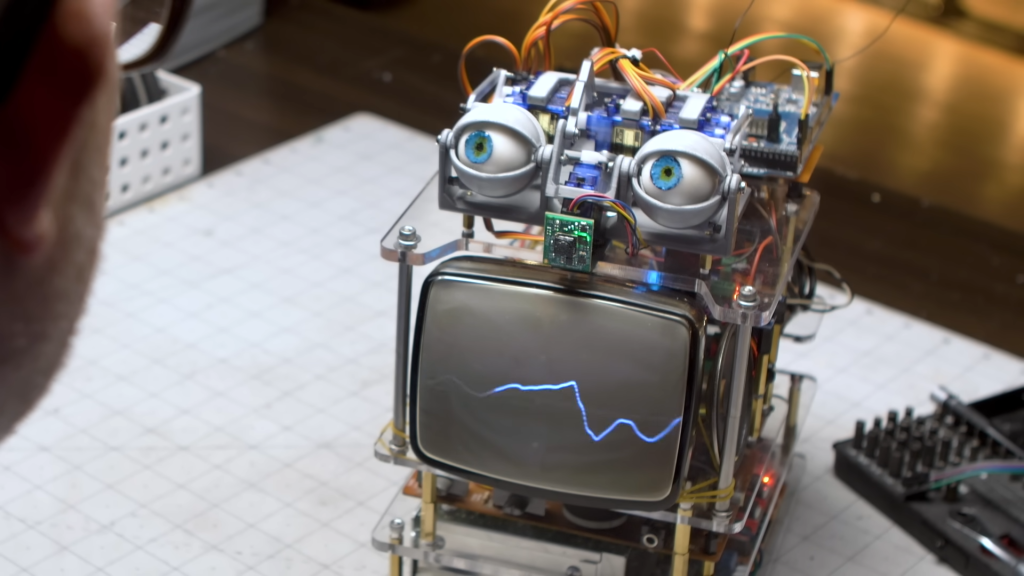 O robô computer é alimentado com a assistente pessoal alexa e seus olhos contam com sensores que rastreiam movimento. Imagem: youtube