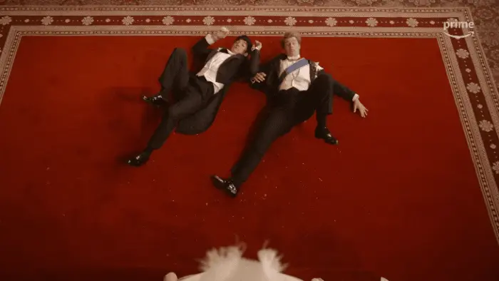 Vermelho, branco e sangue azul chega em agosto no prime video Novo filme red white & royal blue da amazon bolo caindo em fundo vermelho, com personagens sujos de bolo