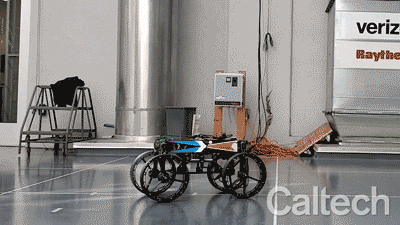 Caltech gif sub 1 t alt drone em movimento, andando com suas rodas para a dir.