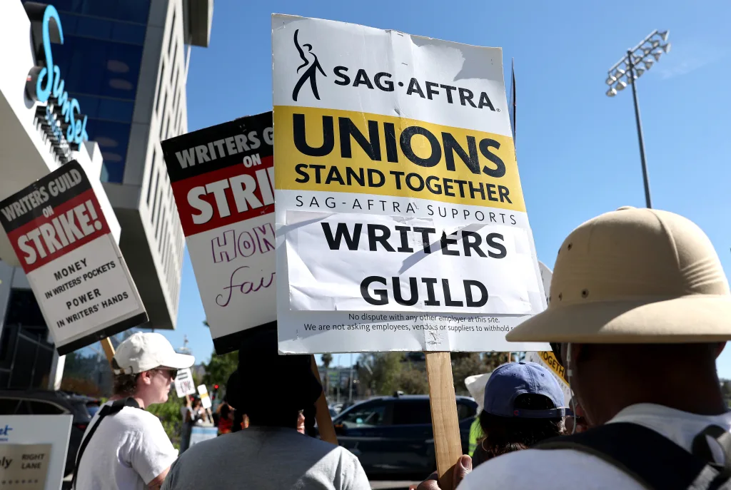 Protestos à favor da greve dos atores de hollywood contra direito à imagem e melhores salários