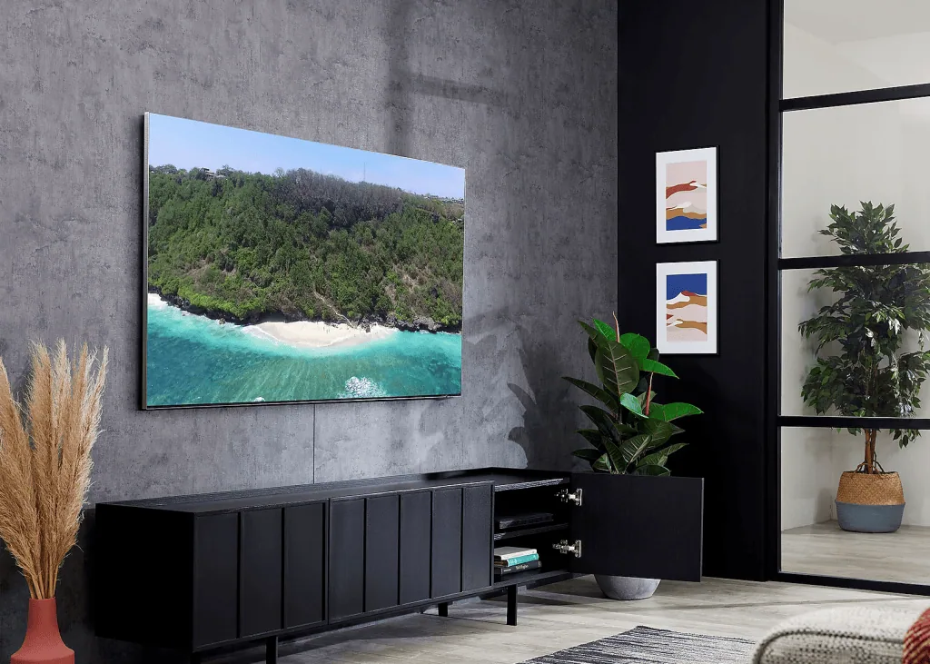 O que é tv 8k? Entenda a tecnologia de alta resolução Praia paradisíaca exibida na tv com tecnologia de imagem de alta qualidade.