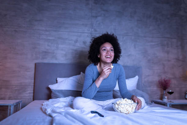 Leg: parar de dormir nos filmes; mulher assistindo e comendo pipoca talt
