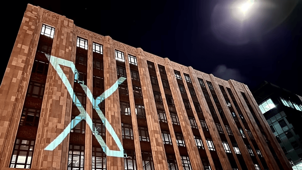 Entenda as mudanças que chegarão ao app x, a rede que vai substituir o twitter Twitter muda para x t alt 1214 fachada com x iluminando a frente do prédio do twitter