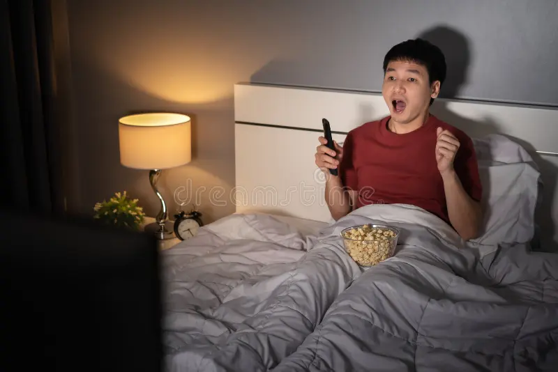 Leg: assistir na cama pode ser difícil se quiser parar de dormir vendo algum filme. Talt