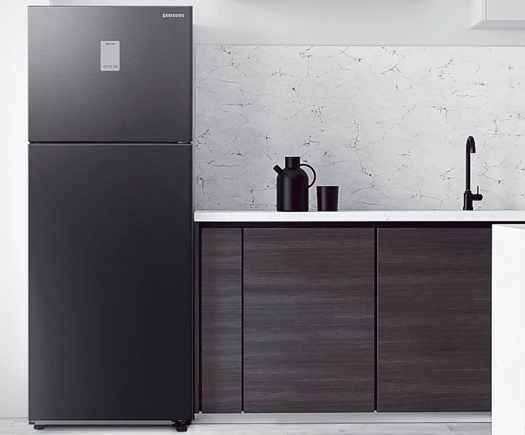 Samsung apresenta novas geladeiras black inox A nova linha da samsung também traz geladeiras com resistência a picos de energia (imagem: samsung/divulgação) t alt 1308.