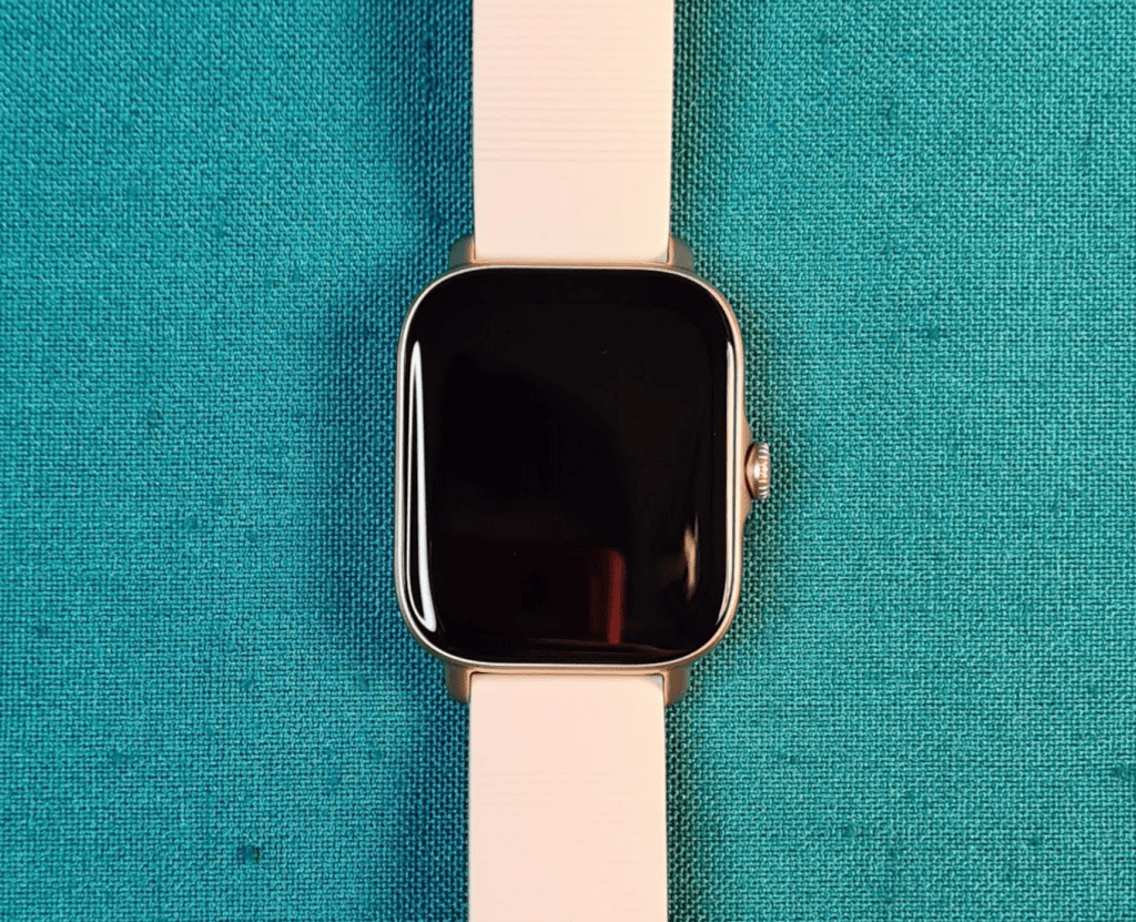 Smartwatch com tela preta e pulseira rosa, tecnologia wearable, design moderno, inovação em gadgets, artigos de tecnologia.