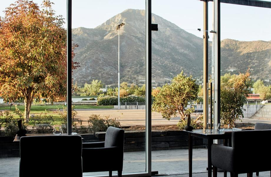 Ranking de restaurantes t alt vista do restaurante para montanha por trás de portão de vidro