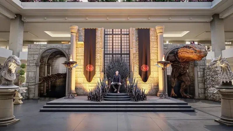 Você poderá se sentar no trono de ferro e ver uma escultura de 4 metros do dragão syrax (imagem: reprodução/2a1)