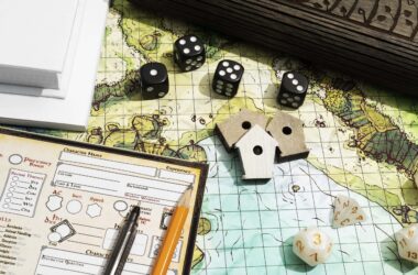 Diversão de rpg com dados e mapa de fantasia, ideal para jogos de mesa e aventuras criativas.