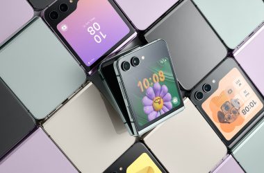 Novo celular dobrável com tela flexível e câmeras duplas em destaque.