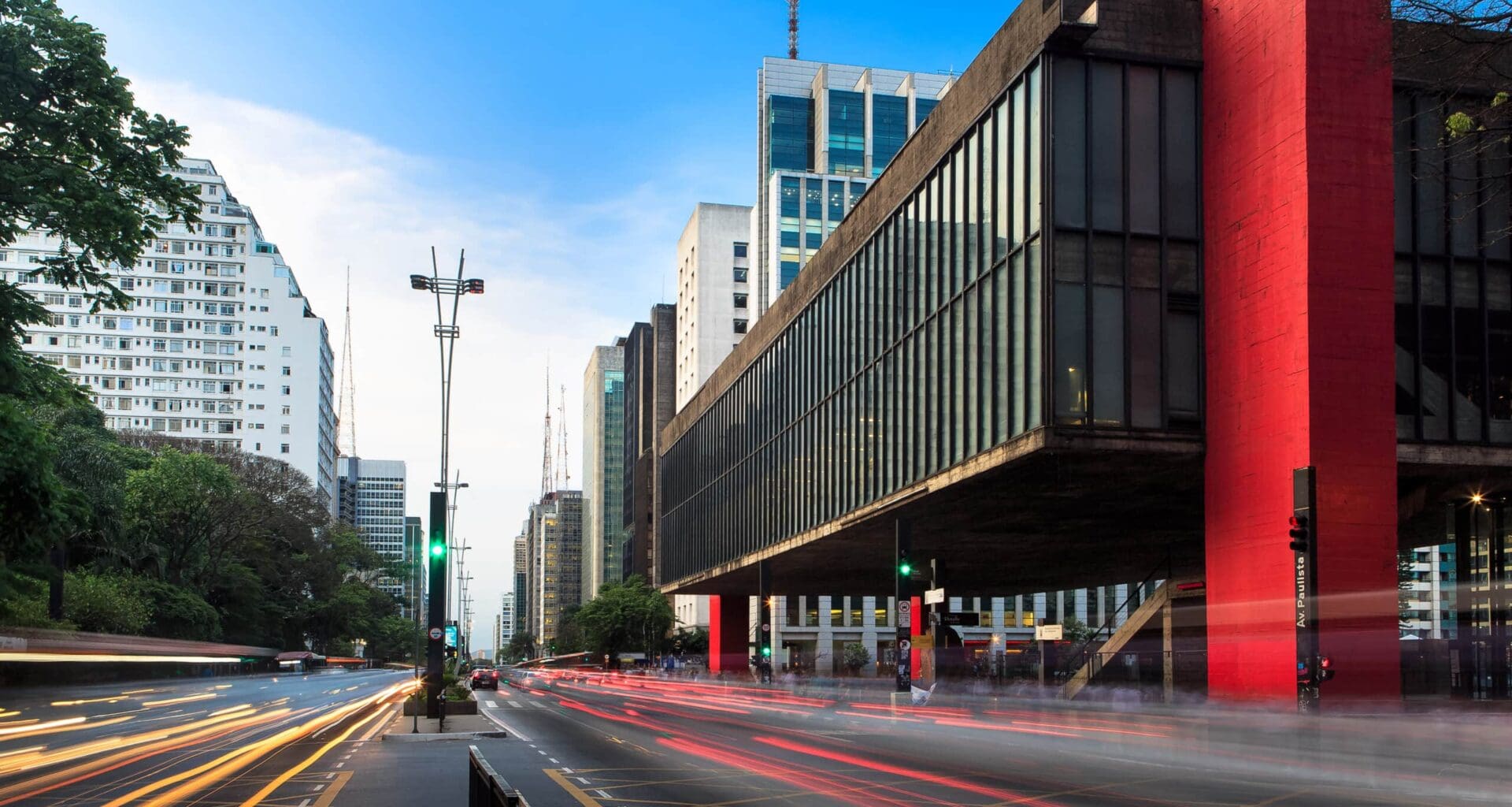 Gambar Paulista Avenue. Di sebelah kanan adalah Museum Seni São Paulo.