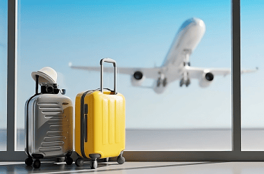 Malas de viagem com avião desembarcando ao fundo, ideal para conteúdo sobre viagens e tecnologia.