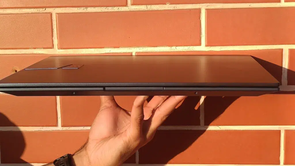 Review: asus vivobook pro 15 oled Vivobook pro 15 segurado por uma mão