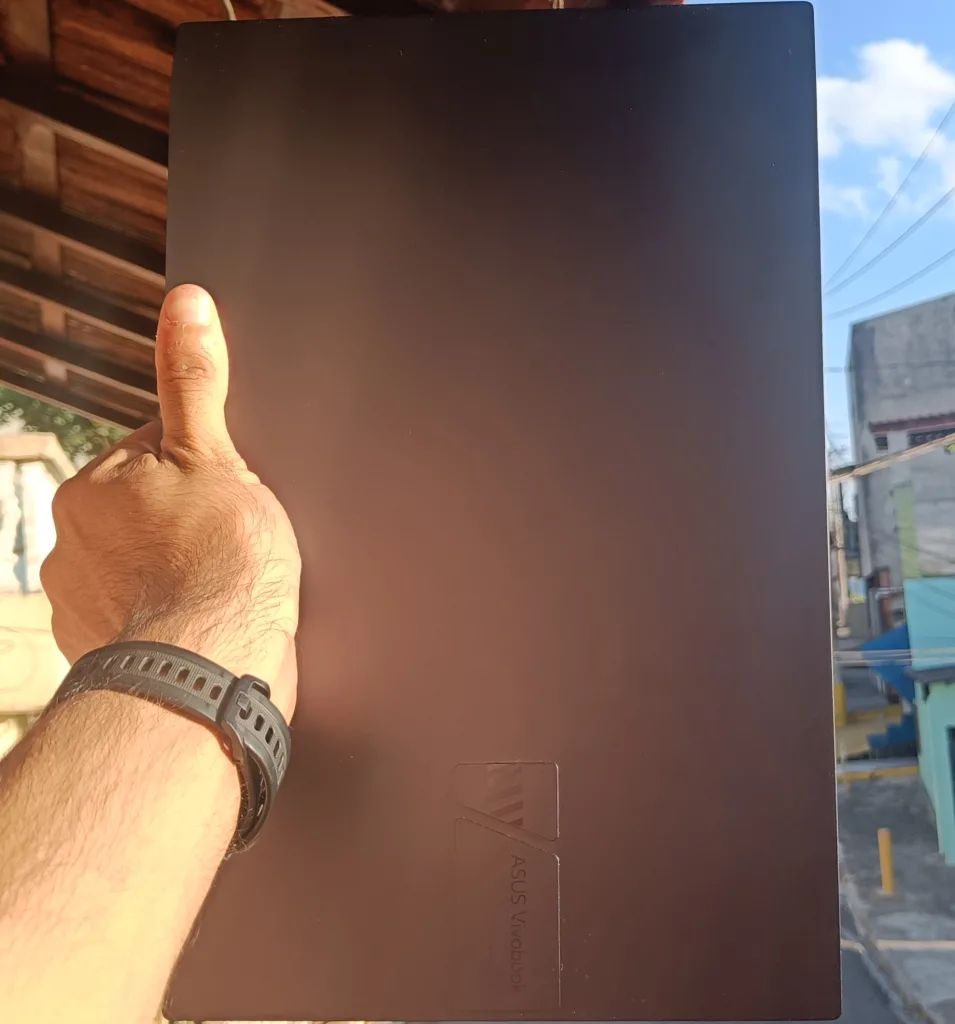 Review: asus vivobook pro 15 oled Vivobook pro 15 segurado por uma mão