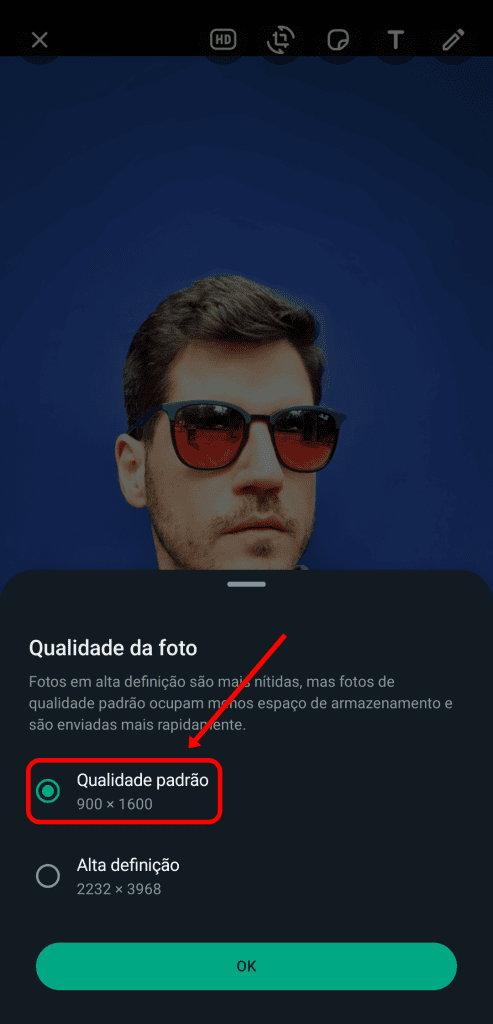 Nova atualização do whatsapp permite envio de imagens em hd A imagem é um print de tela. Na foto aparece um homem branco, de blusa esverdeada e óculos escuros na cor vermelha. Na tela aparecem as opções de envio de imagem do hd.