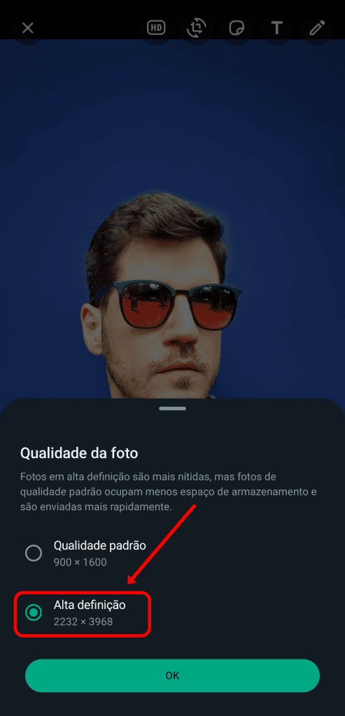 Nova atualização do whatsapp permite envio de imagens em hd A imagem é um print de tela. Na foto aparece um homem branco, de blusa esverdeada e óculos escuros na cor vermelha. Na tela aparecem as opções de envio de imagem do hd.