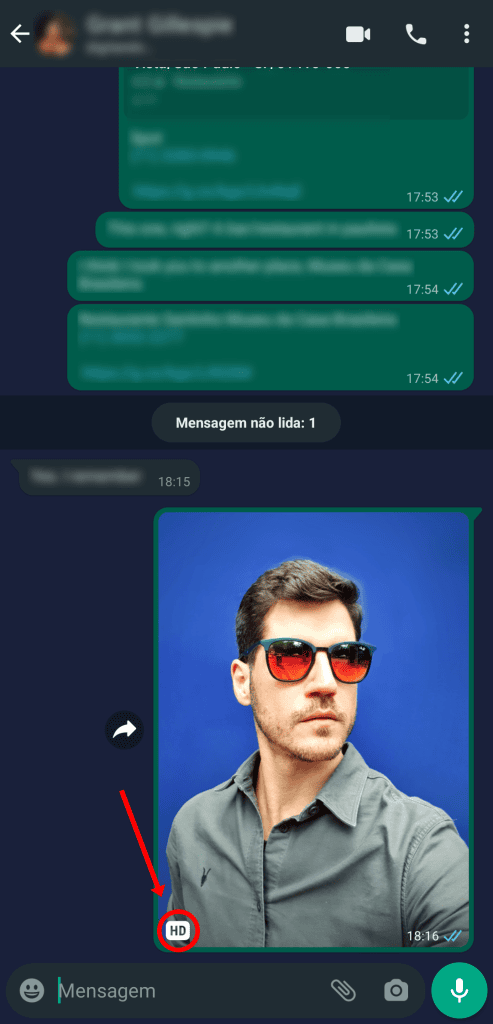 Nova atualização do whatsapp permite envio de imagens em hd A imagem é um print de tela. Na foto aparece um homem branco, de blusa esverdeada e óculos escuros na cor vermelha. Na tela aparecem as opções de envio de imagem do hd.