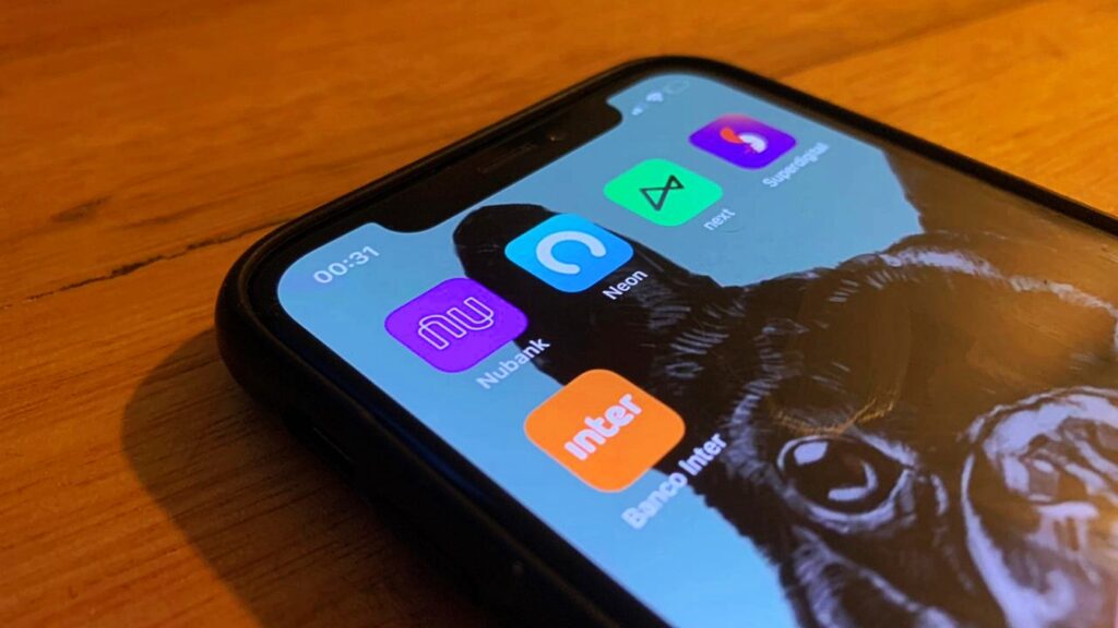 Iphone com alguns apps de banco digitais instalados.