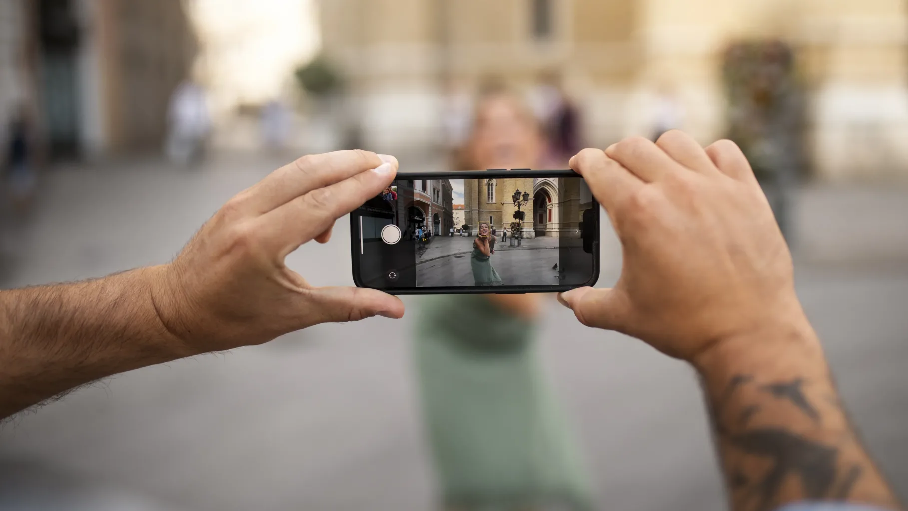 Como remover pessoas das suas fotos no iphone usando apps. Aprenda a remover pessoas de suas fotos no iphone de forma fácil e rápida, utilizando aplicativos simples de edição.