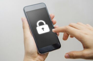 Cadeado de segurança no smartphone, proteção de dados e privacidade digital.