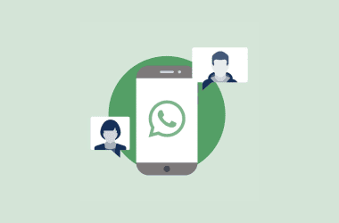 Mensagens do whatsapp com contatos em destaque e ícone de chat no smartphone.