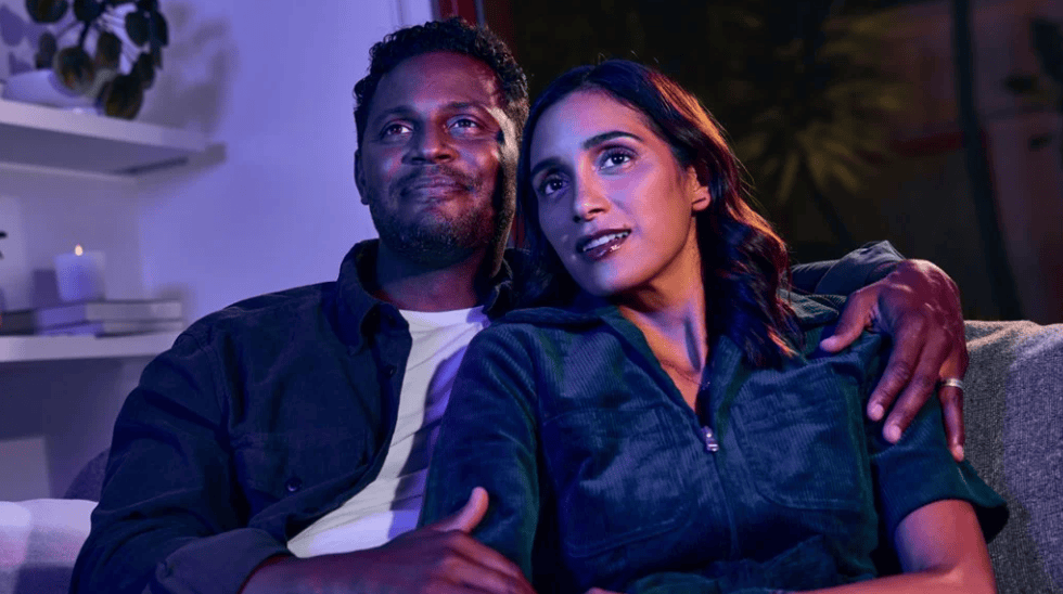 Dolby flexconnect: novo recurso sincronizará automaticamente as caixas da tv com o soundbar Casal fazendo uso de tecnologia flexconnect da dolby