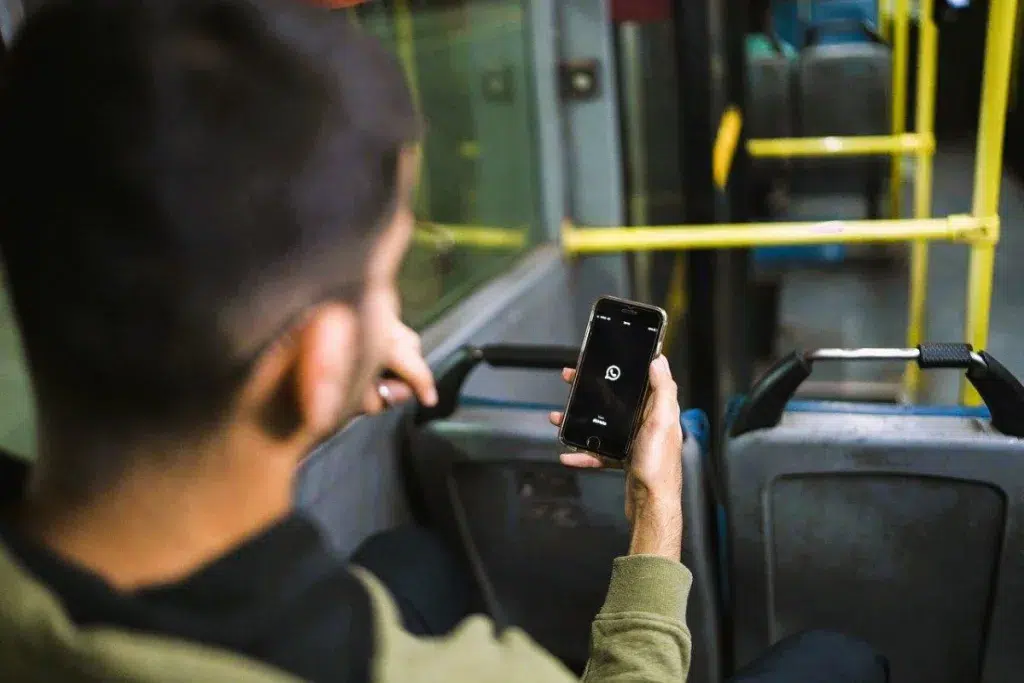 Homem usando celular dentro de transporte público