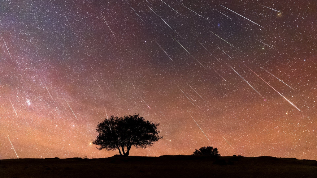 Maior chuva de meteoros do ano se aproxima em espetáculo celestial. Um dos eventos astronômicos mais aguardados do ano, a chuva de meteoros perseidas deve chegar ao seu pico este mês, porém não iluminará os céus do brasil