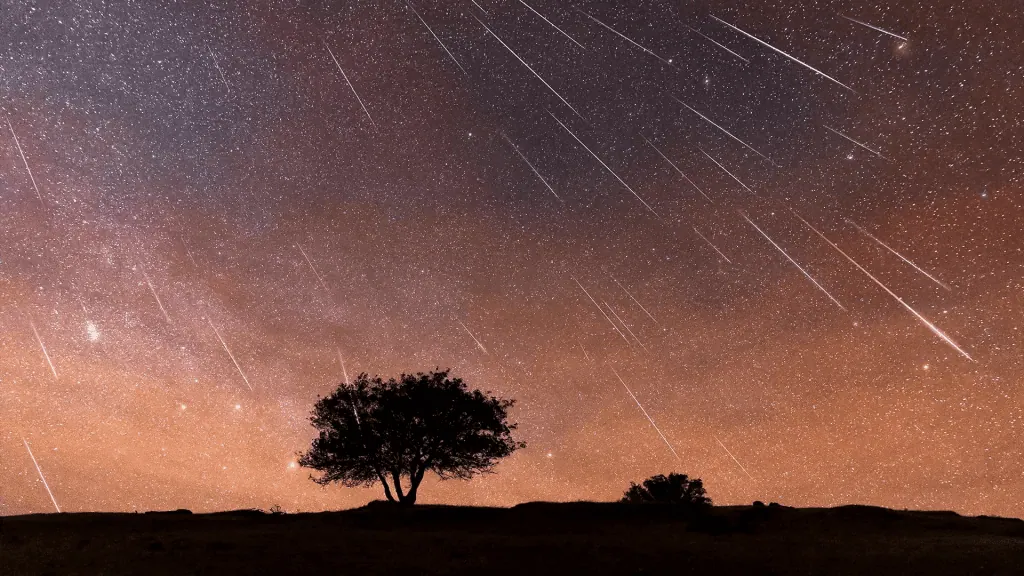 Maior chuva de meteoros do ano se aproxima em espetáculo celestial Maior chuva de meteoros do ano se aproxima em espetáculo celestial. Um dos eventos astronômicos mais aguardados do ano, a chuva de meteoros perseidas deve chegar ao seu pico este mês, porém não iluminará os céus do brasil