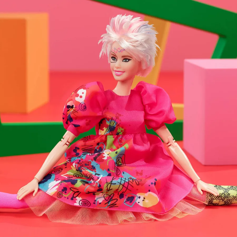 Weird barbie está sendo lançada em edição t alt