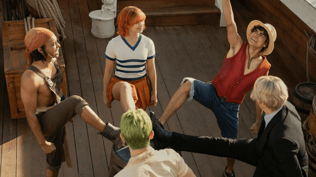 One piece: tudo o que você precisa saber antes do live action da netflix Personagens principais da série da netflix de one piece com os pés em cima de um barril