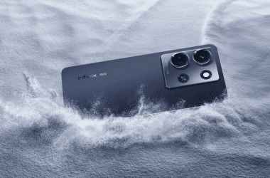 Infinix note 30 5g na cor preta em cenário de areia