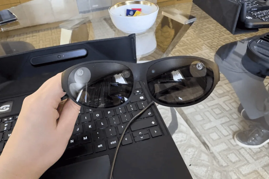 Conheça o primeiro notebook com realidade aumentada (ar) A tela em realidade aumentada só pode ser visualizada com apoio do óculos t alt