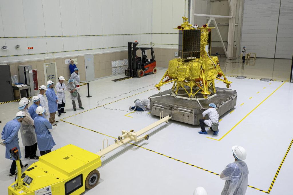 O luna-25 ainda na estação de roscosmos. Imagem: ap news