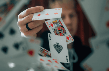 Árvore de cartas de pôquer sendo exibida, foco na mão com rei, ás e 3 de ouros, no estilo de jogo de azar.