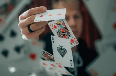 Árvore de cartas de pôquer sendo exibida, foco na mão com rei, ás e 3 de ouros, no estilo de jogo de azar.