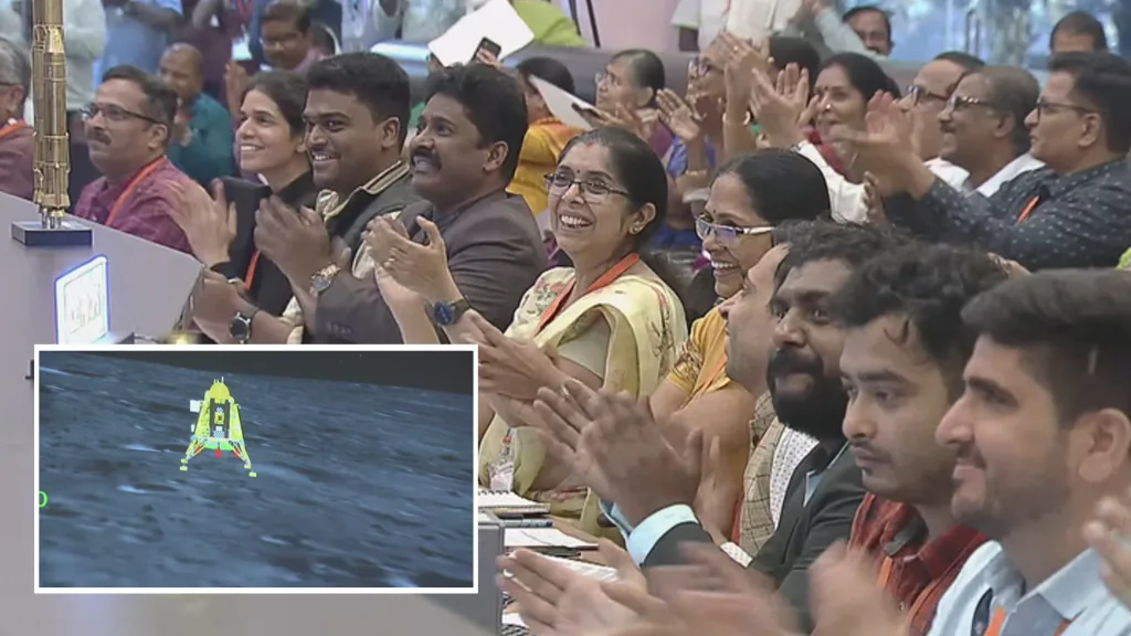 População comemorando pouso com sucesso da nave Chandrayaan-3 no Polo Sul Lunar 