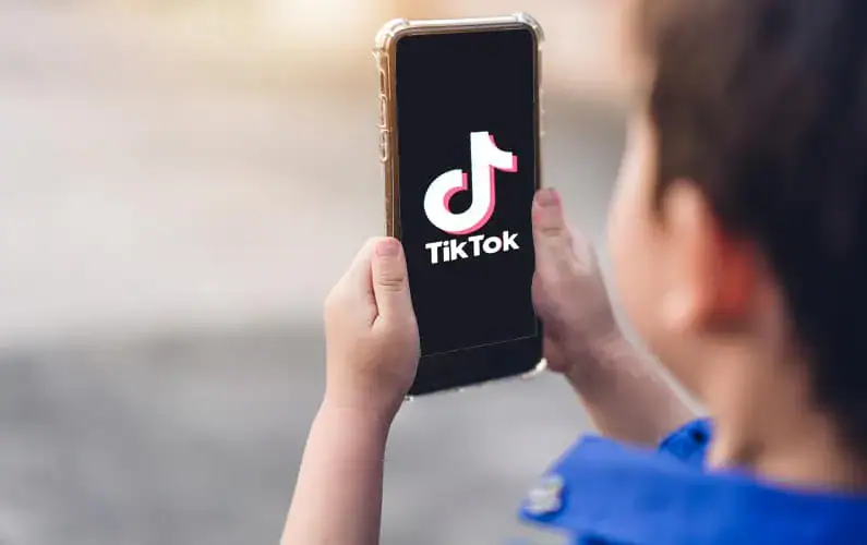 Tiktok mostra ferramentas de segurança de jovens Criança usando tiktok