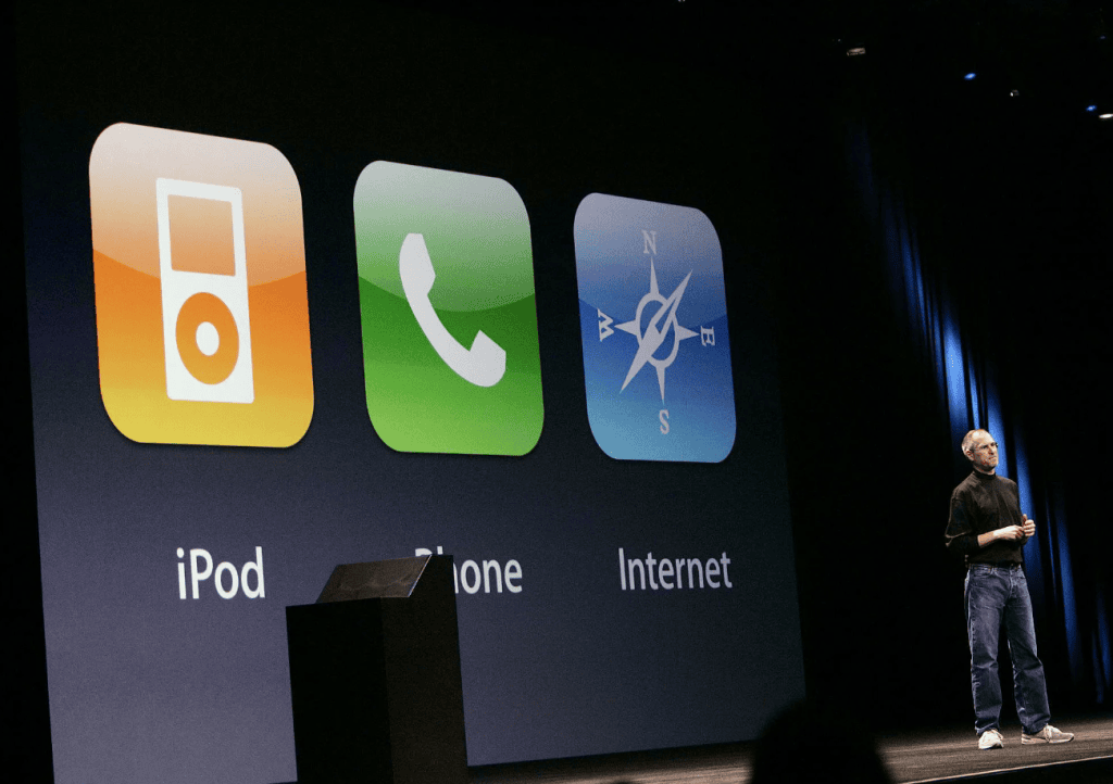 Veja a evolução do iphone (2007-2023) Steve jobs durante a apresentação do primeiro iphone em 2007