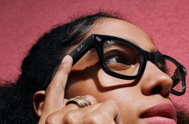 Óculos ray-ban preto com lente escura para proteção solar elegante e moderna.