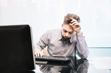 Ciente de tecnologias, homem estressado em escritório com computador, focusing on tecnologia e inovação.