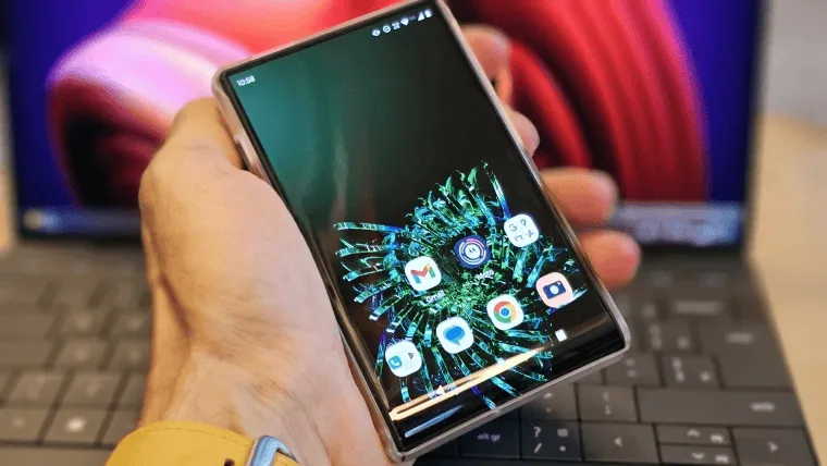 Como serão os smartphones do futuro? Veja exemplos Celular que estica? Proposta da motorola é uma forte candidata para ser smartphone do futuro (imagem: t alt