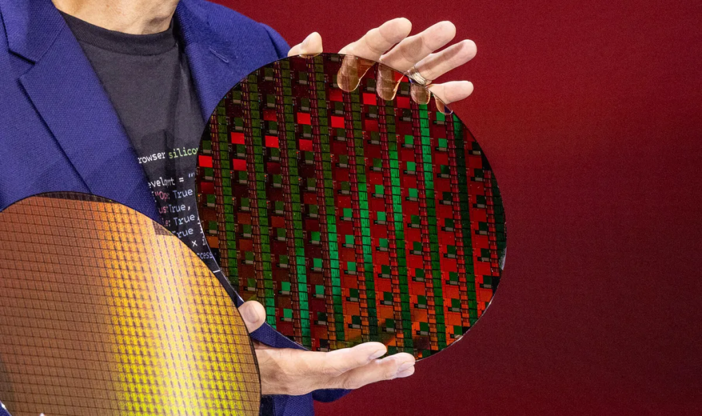 A fabricação dos novos processadores da intel envolve a produção de chips avançados, como no intel 18a (imagem: stephen shankland/cnet). //