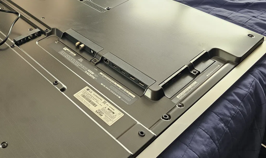 Review-comparativo: lg oled evo b3, c3 vs. G3 Entradas e conexões da oled g3 ficam na lateral esquerda e base da tela