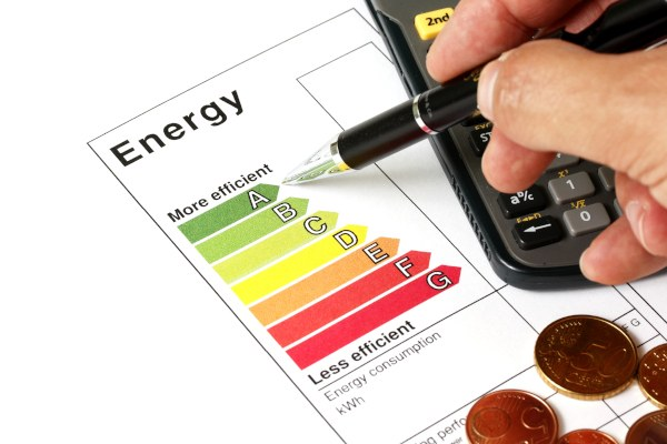 Eficiência energética é chave para economizar dinheiro a longo prazo. Imagem: fire & ice heating and air conditioning