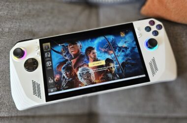 Rog ally, o console portátil da asus em cima de sofá cinza