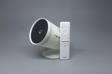 どこにいても映画やゲームを楽しめるポータブル プロジェクター シリーズの最新モデル、Samsung Freestyle Generation 2 をご覧ください。