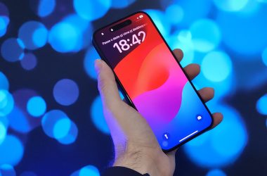 Smartphone com tela de alta resolução e recursos inovadores, destaque em tecnologia e gadgets modernos.