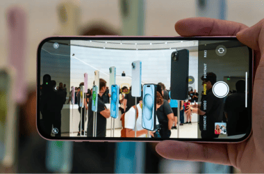 Câmera de smartphone capturando expositores de celulares na feira de tecnologia showmetech.